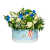 Σύνθεση σε Κουτί Καπελιέρα με Μπλε Άσπρα Τριαντάφυλλα, Χρυσάνθεμα, Λυσίανθο, Αλστομέρια και Πλούσιες Πρασινάδες 